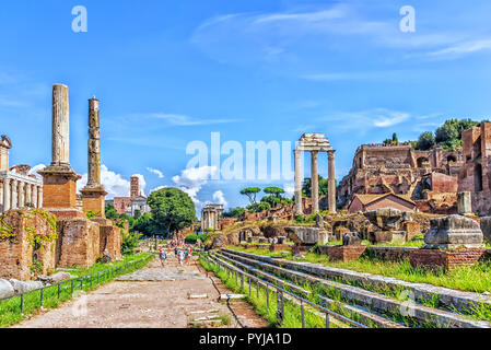 Die Heilige Straße (Via Sacra), der Hauptstraße des Forum Romanum. Stockfoto