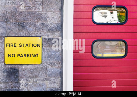 Feuerwache kein Parkplatz Schild an der Wand und rote Verschlussklappe Stockfoto