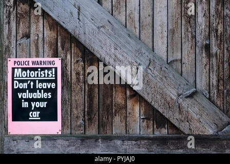 Autofahrer keine Wertsachen im Auto Polizei Bekanntmachung unterschreiben lassen Stockfoto