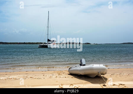 Schönen australischen Strand Sandstrand auf Moreton Island, Queensland, mit Strände motorisierten Beiboot und Katamaran im Hintergrund. Stockfoto
