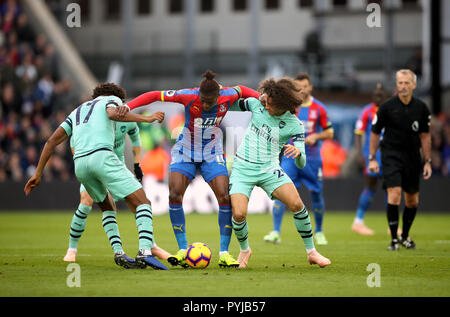 Von Arsenal Alex Iwobi (links) und Matteo Guendouzi (rechts) Kampf um den Ball mit der Crystal Palace Wilfried Zaha (Mitte) während der Premier League Spiel im Selhurst Park, London. Stockfoto