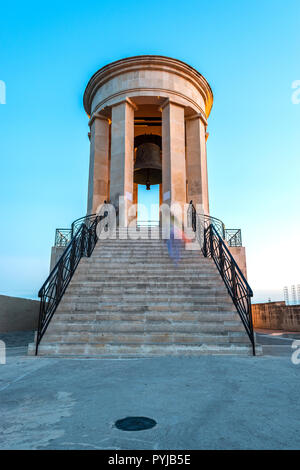 Mit Blick auf den Großen Hafen von Valletta ist die Siege Bell Memorial errichtet im Jahr 1992 über 7000 Menschen, die ihr Leben in der WK II Belagerung verloren zu Ehren Stockfoto