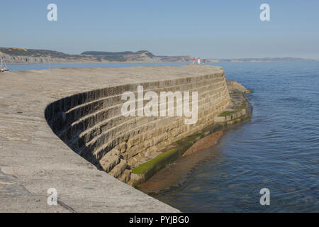 Touristen in Lyme Regis, Dorset, Großbritannien. 5. August 2018. UK Wetter. Touristen genießen das Wetter in Lyme Regis, Dorset. Stockfoto