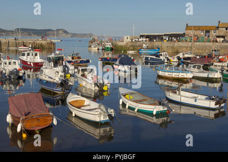 Touristen in Lyme Regis, Dorset, Großbritannien. 5. August 2018. UK Wetter. Touristen genießen das Wetter in Lyme Regis, Dorset. Stockfoto