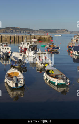 Touristen in Lyme Regis, Dorset, Großbritannien. 5. August 2018. UK Wetter. Touristen genießen das Wetter in Lyme Regis, Dorset. Stockfoto