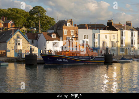 RNLI Rettungsboot, Weymouth, Großbritannien. 10 August, 2018. UK Wetter. Abendlicht am RNLI Rettungsboot, Weymouth, Dorset. Stockfoto