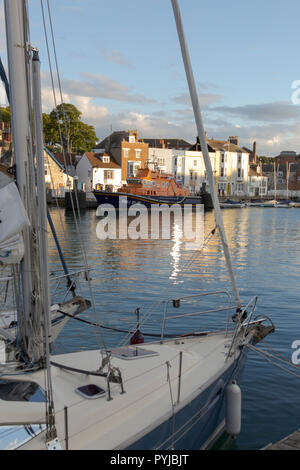 RNLI Rettungsboot, Weymouth, Großbritannien. 10 August, 2018. UK Wetter. Abendlicht am RNLI Rettungsboot, Weymouth, Dorset. Stockfoto