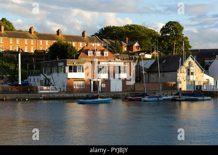 Weymouth Sailing Club, UK. 10 August, 2018. UK Wetter. Abends Licht in Weymouth Segelclub, Weymouth, Dorset. Stockfoto