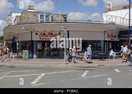 Touristen außerhalb Harry Ramsdens Swanage, Dorset, Großbritannien. Juli 31, 2018. UK Wetter. Touristen genießen das Wetter draußen Harry Ramsden's in Swanage, Dorset Stockfoto