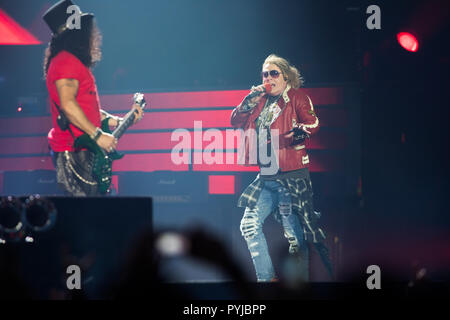 Guns N' Roses durchführen, die nicht in diesem Leben Tour an Passeio Marítimo de Algés, in Lissabon, Portugal. Stockfoto