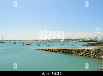 Fischerboote im Hafen von Corralejo mit einer Slipanlage für die Eingabe und leav Stockfoto