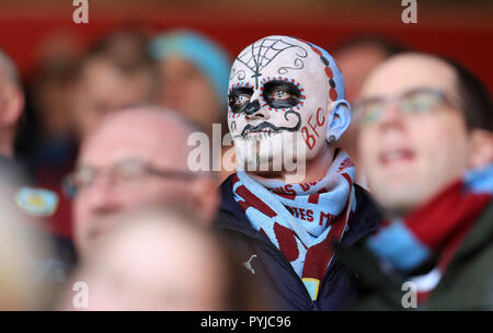 Ein Burnley Lüfter in der steht im Gesicht - Farbe in der Premier League Spiel im Turf Moor, Burnley. Stockfoto