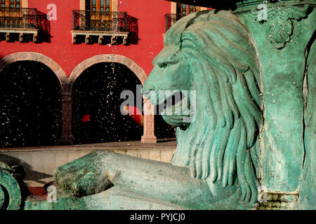 Detail eines Löwen, Teil der Fuente de los Leones (Lions' Brunnen) im Plaza Fundadores in der Innenstadt von León, Guanajuato, Mexiko. Stockfoto