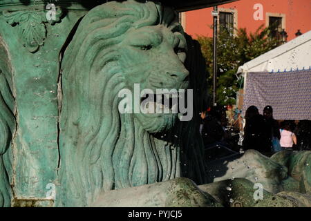 Detail eines Löwen, Teil der Fuente de los Leones (Lions' Brunnen) im Plaza Fundadores in der Innenstadt von León, Guanajuato, Mexiko. Stockfoto