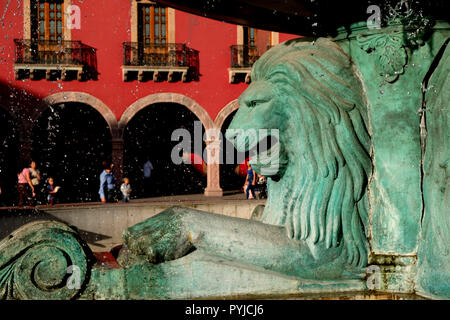 Detail eines Löwen, Teil der Fuente de los Leones (Lions' Brunnen) im Plaza Fundadores in der Innenstadt von León, Guanajuato, Mexiko. Stockfoto