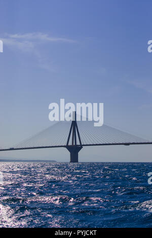 Die Rio Antirio Bridge oder Charilaos Trikoupis Brücke, eine der längsten Schrägseilbrücken der Welt, überquert den Golf von Korinth und Verknüpfung Stockfoto