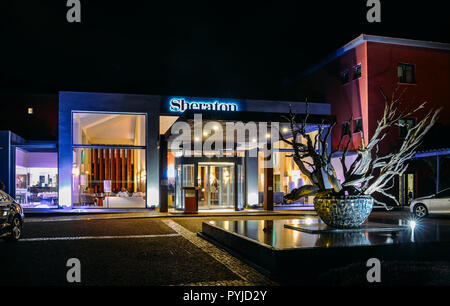 Cascais, Portugal - 27.Oktober 2018: Haupteingang der luxuriöse Sheraton Hotel in der Nacht in Cascais, Portugal beleuchtet Stockfoto