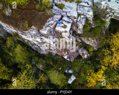 Luftaufnahme von Wanderer am Rande einer Klippe - Seite übersehen At Table Rock im Wald in Canaan Valley, West Virginia. Stockfoto