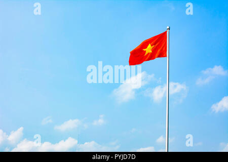 Republik Vietnam Flagge wicklung in der Wind gegen den blauen Himmel Stockfoto