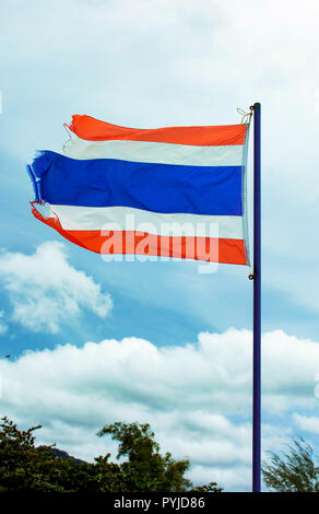 Wellig alte Flagge des Königreichs Thailand gegen blauen Himmel Stockfoto