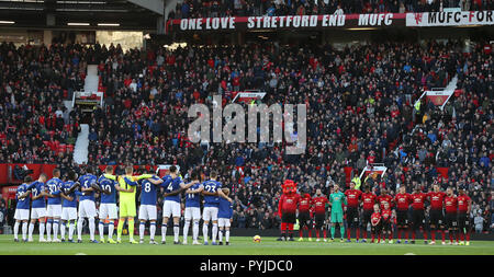 Spieler zu einer Schweigeminute vor der Erinnerung Sonntag und für die Opfer des Hubschrauberabsturzes in Leicester City, bevor die Premier League Spiel im Old Trafford, Manchester. Stockfoto