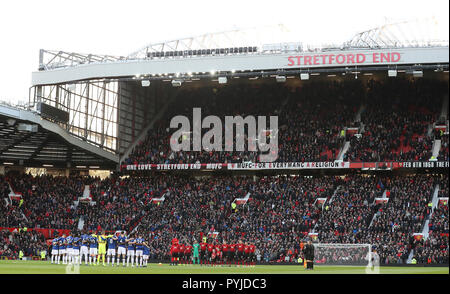 Spieler zu einer Schweigeminute vor der Erinnerung Sonntag und für die Opfer des Hubschrauberabsturzes in Leicester City, bevor die Premier League Spiel im Old Trafford, Manchester. Stockfoto