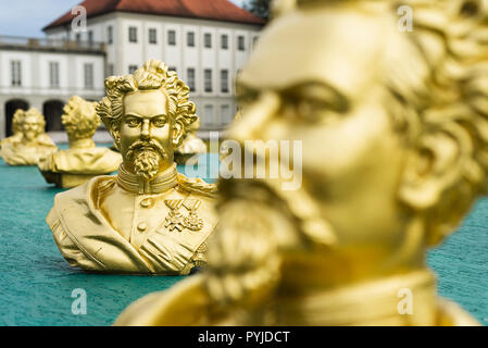 Goldenen Skulpturen, die den Kopf von König Ludwig II. die Kunst der Installation von Ottmar Hörl im Park von Schloss Nymphenburg in München, Bayern Stockfoto