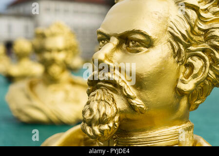 Goldenen Skulpturen, die den Kopf von König Ludwig II. die Kunst der Installation von Ottmar Hörl im Park von Schloss Nymphenburg in München, Bayern Stockfoto