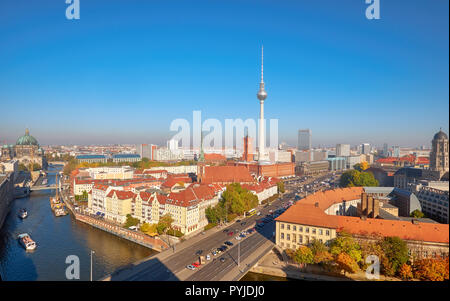 Über Berlin Innenstadt an einem hellen Tag im Herbst, ein Luftbild in Richtung Spree tiver und TV Smog - Turm am Alexanderplatz. Stockfoto