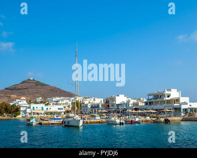 Hafen Piso Livadi Paros mit Kykladen Architektur Ferienort Stockfoto