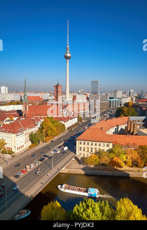 Über Berlin Innenstadt an einem hellen Tag im Herbst, ein Luftbild in Richtung Spree tiver und TV Smog - Turm am Alexanderplatz. Stockfoto