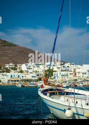 Hafen Piso Livadi Paros mit Kykladen Architektur Ferienort Stockfoto