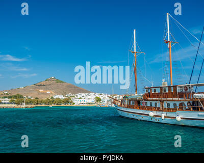 Hafen Piso Livadi Paros mit Kykladen Architektur Ferienort Stockfoto