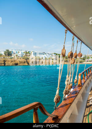 Hafen Piso Livadi Paros mit Kykladen Architektur Ferienort Stockfoto