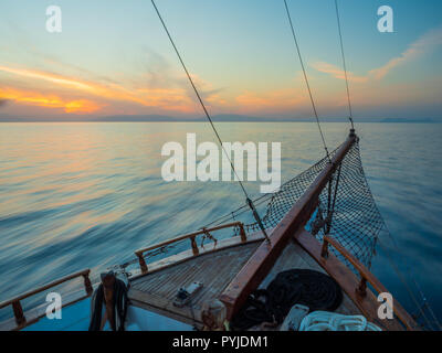 Sonnenuntergang am Segelboot deck während der Kreuzfahrt auf den Kykladen in Griechenland lange Belichtung Stockfoto