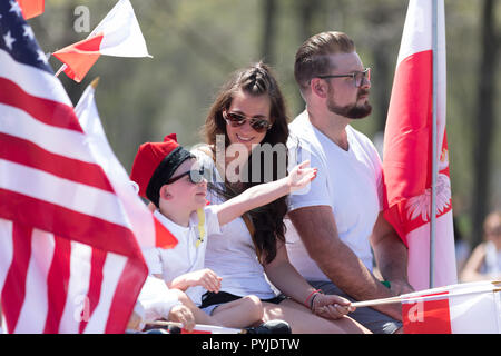 Chicago, Illinois, USA - Mai 5, 2018: der polnischen Verfassung Day Parade, polnische Volk feiert Winken polnischen Flaggen während der Parade Stockfoto