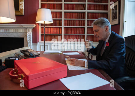 Schatzkanzler Philip Hammond, hat eine Tasse Kaffee, während er seine Rede in seinem Büro in Downing Street, London bereitet sich vor seinem Haushalt Ankündigung 2018 am Montag. Stockfoto