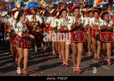 Caporales Tanzgruppe in reich verzierten roten und weißen Kostüm erklingt in der jährlichen Carnaval Andino Con la Fuerza del Sol in Arica, Chile. Stockfoto