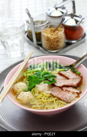 Bami nam, ei Nudeln Suppe serviert mit Schweinebraten, Thai Food Stockfoto