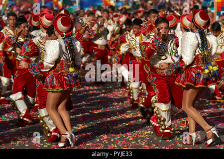 Caporales Tanzgruppe in reich verzierten roten und weißen Kostüm erklingt in der jährlichen Carnaval Andino Con la Fuerza del Sol in Arica, Chile. Stockfoto