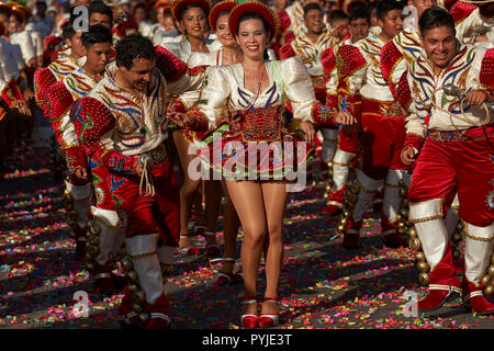 Caporales Tanzgruppe in reich verzierten roten und weißen Kostüm erklingt in der jährlichen Carnaval Andino Con la Fuerza del Sol in Arica, Chile. Stockfoto