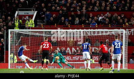 Everton ist gylfi Sigurdsson Kerben erste Ziel seiner Seite des Spiels vom Elfmeterpunkt während der Premier League Spiel im Old Trafford, Manchester. Stockfoto