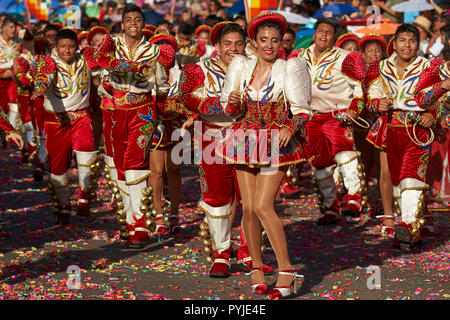 Caporales Tanzgruppe in reich verzierten roten und weißen Kostüm erklingt in der jährlichen Carnaval Andino Con la Fuerza del Sol in Arica, Chile. Stockfoto