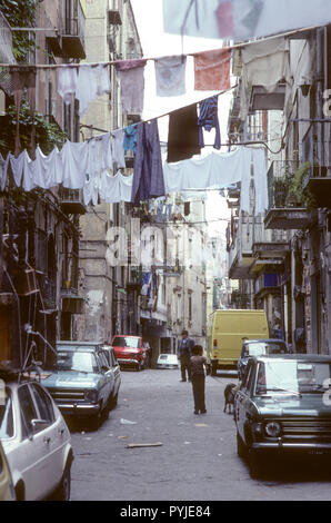 Neapel Italien Gasse im Stadtzentrum mit der Wäsche aufhängen an Linien auf der anderen Straßenseite Stockfoto