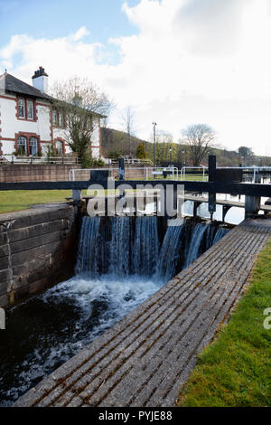 Sperren 38 der Forth-and-Clyde-Kanal bei Bowling, West Dunbartonshire, Schottland Stockfoto