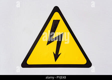 Zeichen der hohen Spannung in ein weißes Metall Stockfoto