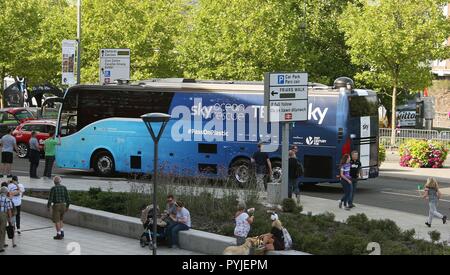 Sky Cycling Team Coach verlassen die Ziellinie an der ersten Etappe der Tour von Großbritannien 2018 in der Stadt Newport South Wales GB UK 2018 Stockfoto