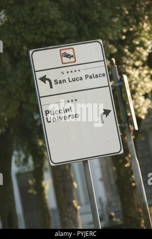 Verkehrsinformationen Zeichen auf einer Straße in der Stadt von Lucca in der Toskana Italien Europa EU 2018 Stockfoto