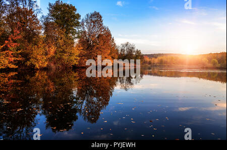 Herbst Landschaft mit See im Wald. Herbst Wald. Stockfoto