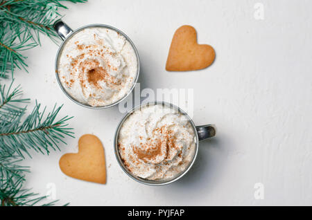 Heißes Getränk mit Schlagsahne und Herzförmige Plätzchen, Tassen Kaffee oder Kakao, romantischen Winter Konzept, Ansicht von oben Stockfoto